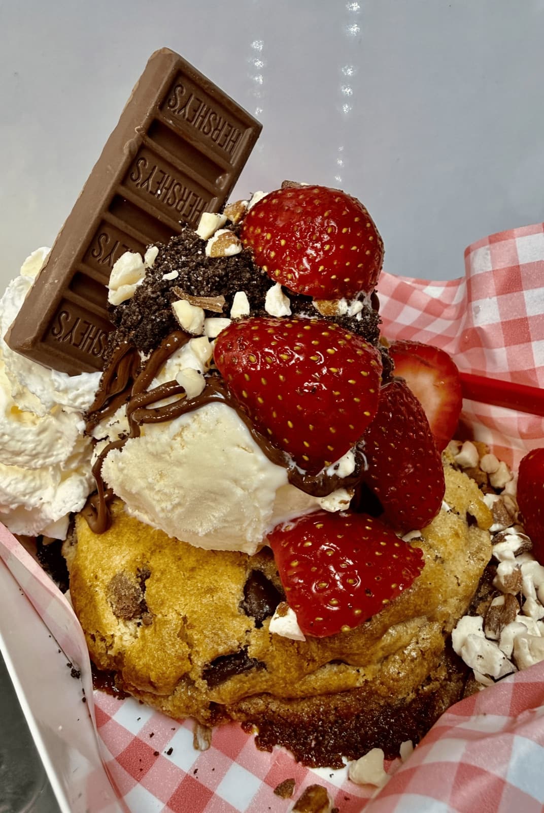 Galleta de chocolate chip con fresa de El Mesón Azucarado