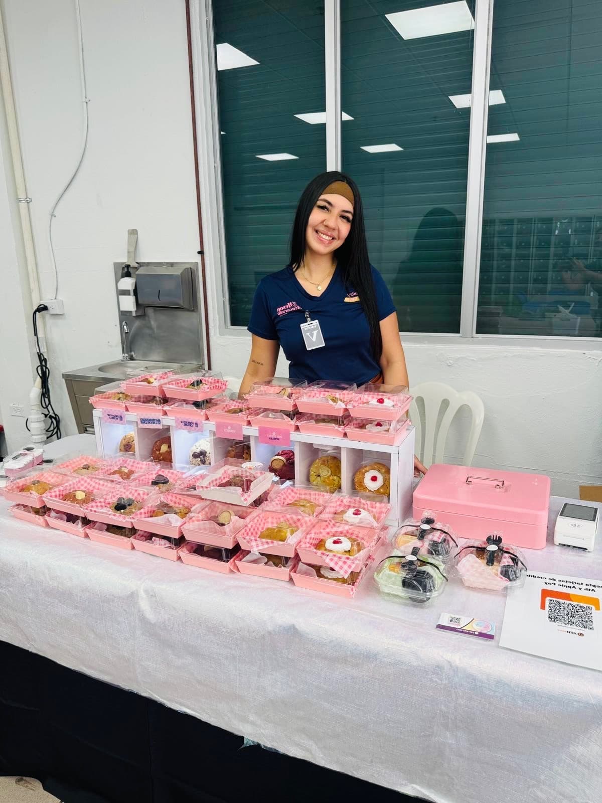 Mesa con postres preparados por El Mesón Azucarado para una actividad