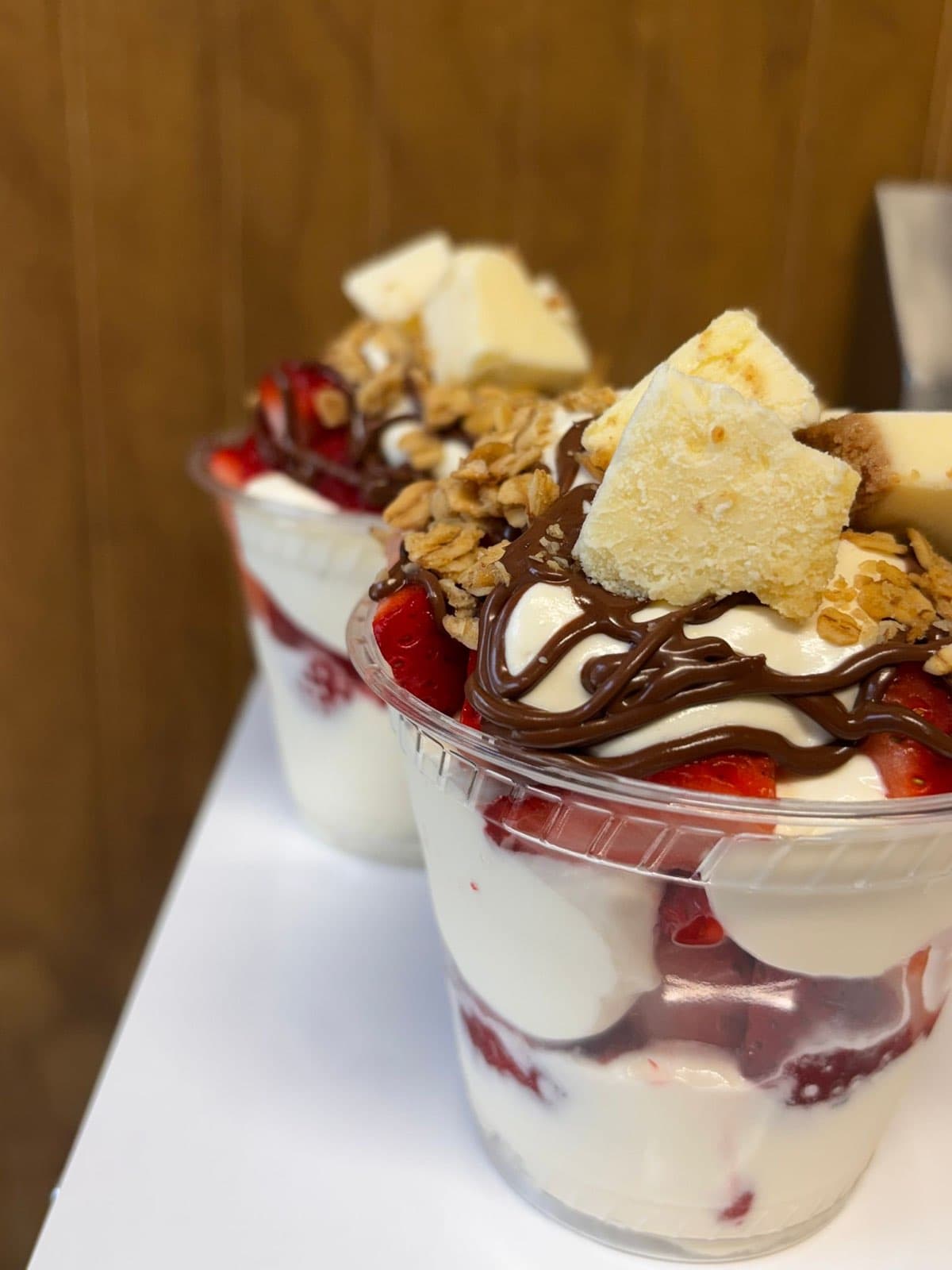 Vasos de fresas con crema preparados por El Mesón Azucarado